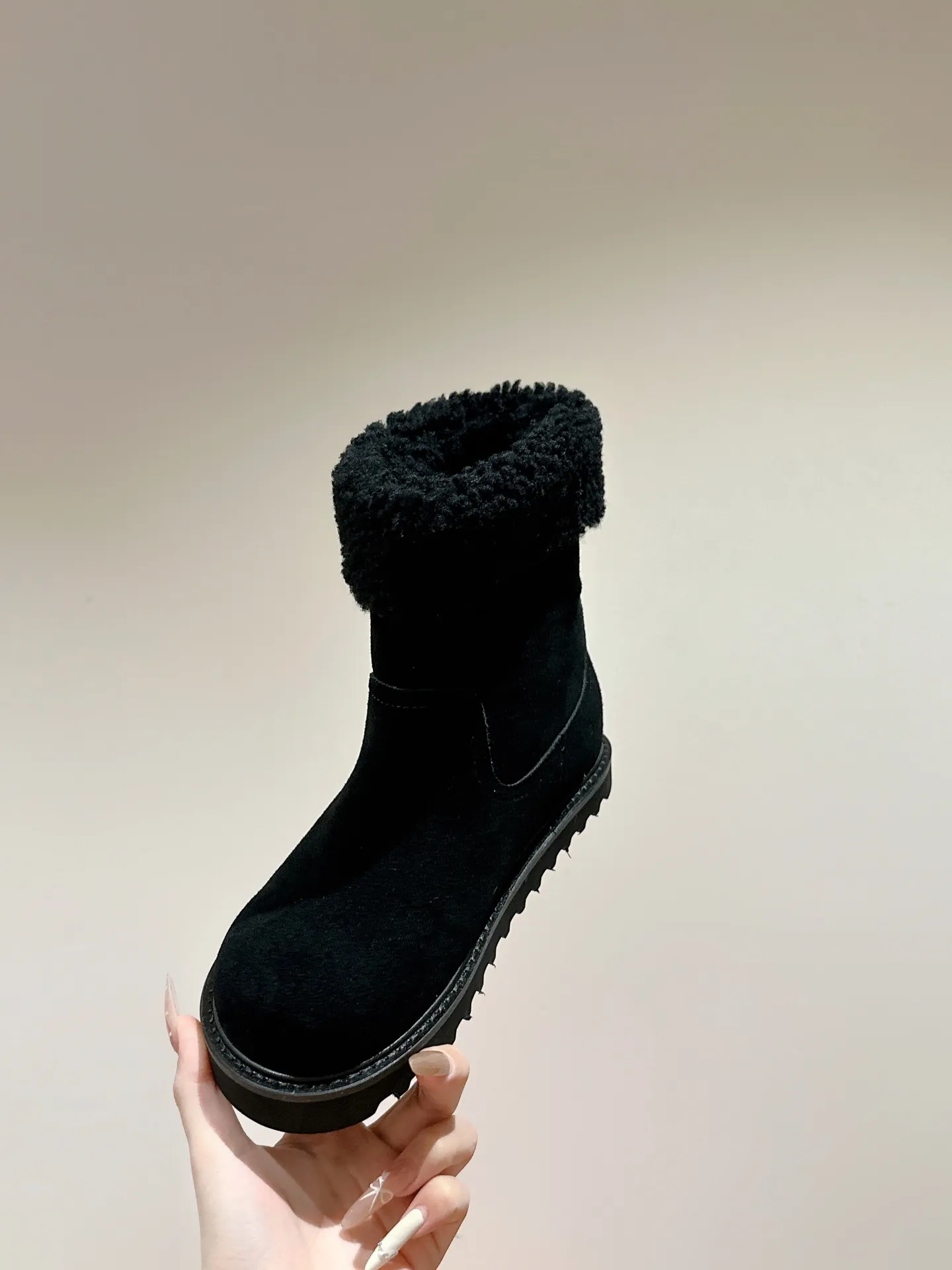 👟👟Ex-factory price 780👟👟 Louis Vuiton·Louis Vuitton 2025ss new LV Aspen Line series wool thick-soled Chelsea short boots fur boots snow boots Martin boots Original purchase, development and production This LV snow boots adopt the original lasting method. The materials are all original ones. Pay attention to the difference between the lower version and the molded rubber sole. The upper is decorated with three-dimensional carvings, which is full of high-end. The upper foot is really beautiful. ▪️Fabric: Cow suede/presbyopia leather ▪️Inner lining: original wool lining ▪️Outsole: original molded outsole ▪️Size: 35-40 (40 customized, non-returnable)